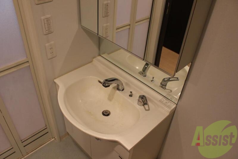 洗面設備　お洒落れな独立洗面台、身だしなみにも気合が入ります