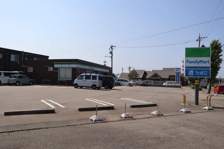 コンビニ　ファミリーマート金沢新保本店（コンビニ）まで526m