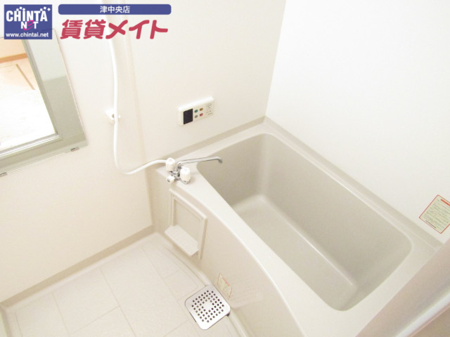 バス・シャワールーム　同物件別部屋写真です