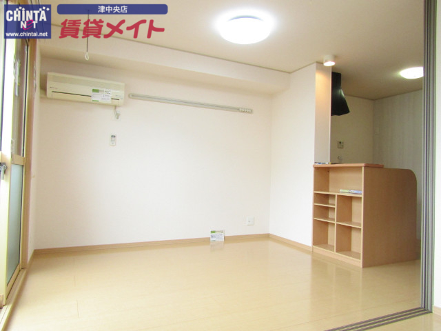 居室・リビング　同物件別部屋写真です