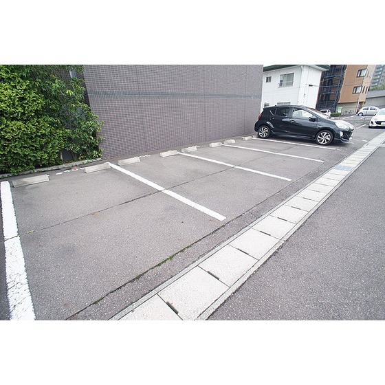 駐車場　敷地内３，３００円／月
