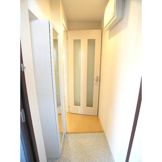 玄関　便利な縦型シューズボックス付き