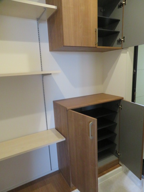 玄関　※写真は301号室