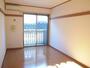 居室・リビング　広めのお部屋でゆったりお暮しいただけます。