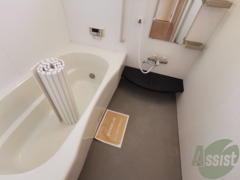 バス・シャワールーム　バスルームです。日々の疲れを癒すのに十分な広さですね。