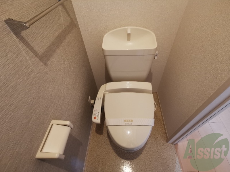 トイレ　温水洗浄便座です。シンプルで清潔感があります。