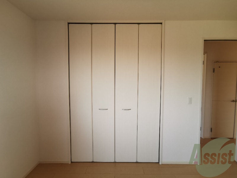 収納　８帖の洋室にあるクローゼットです。扉が大きく使いやすそう。