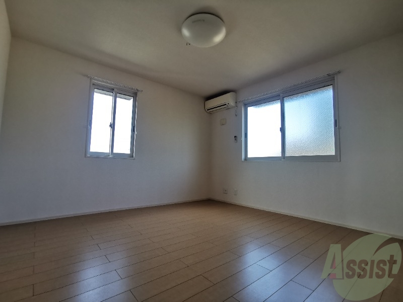 その他部屋・スペース　８帖の洋室です。広々としていて落ち着いた雰囲気がありますね。