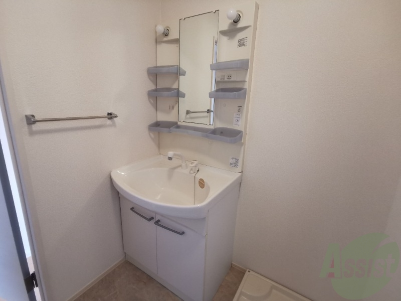 洗面設備　独立洗面化粧台です。収納が多く使いやすそうですね。