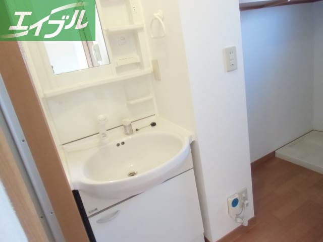 洗面設備　清潔な白色基調の独立シャンプードレッサー