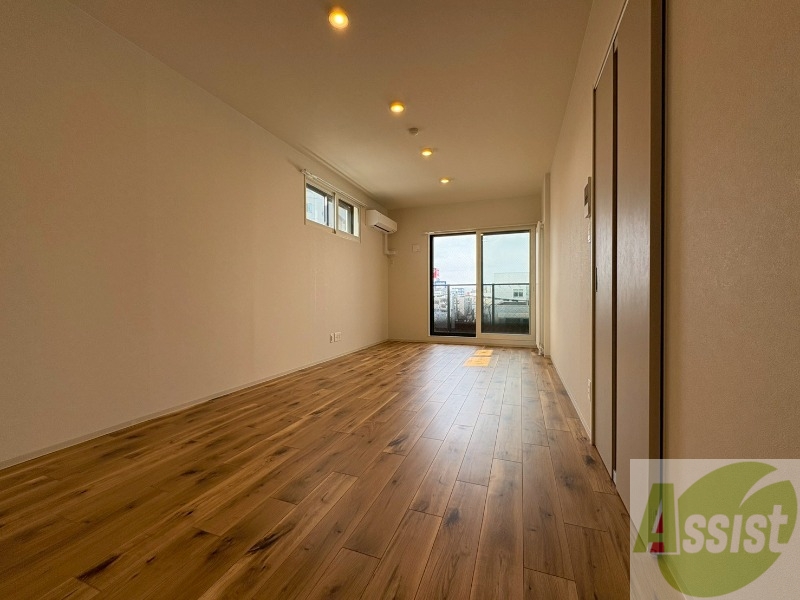 居室・リビング　フローリングや壁の色がお洒落な印象のリビングです。