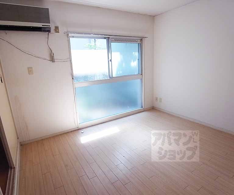 居室・リビング　西日が差し込む洋室。