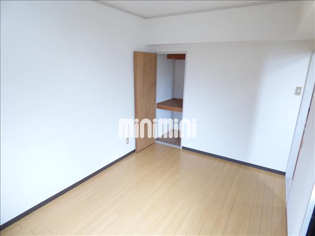 その他　洋室にも収納あります。