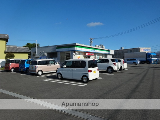 コンビニ　ファミリーマート（コンビニ）まで900m