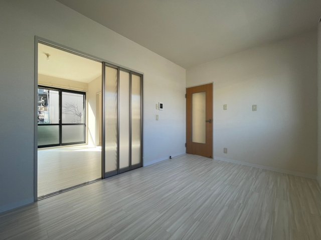 居室・リビング　別号室の写真です。ご参考までに