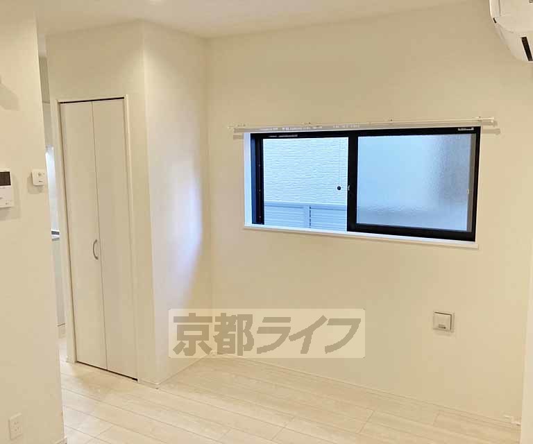 居室・リビング　開放的な洋室・