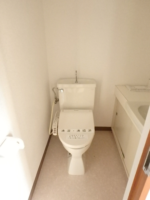 トイレ　温水洗浄機能付の快適なトイレ（温水洗浄便座はサービス品）