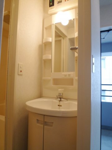 洗面設備　使いやすい独立洗面台です