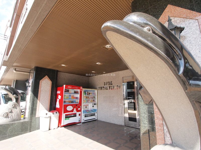 ロビー　イルカがお出迎え。