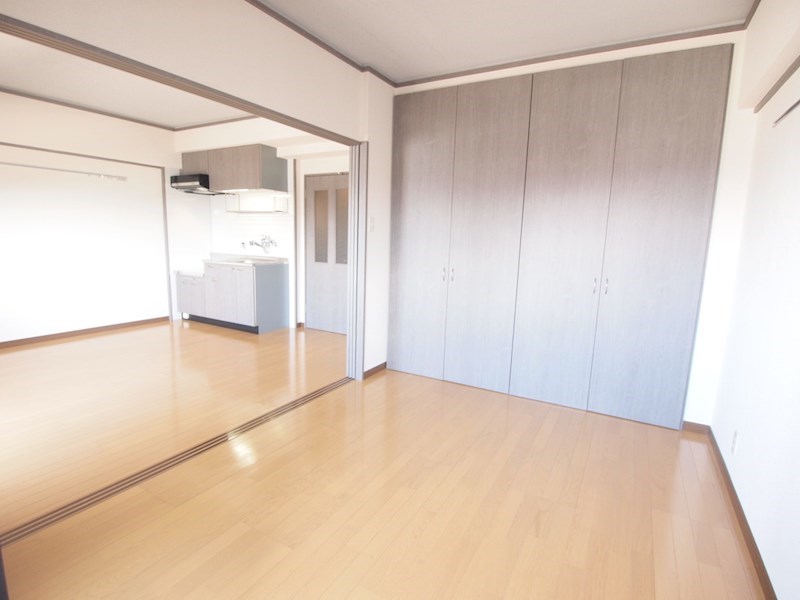 その他部屋・スペース　5帖の洋室。収納がかなり充実しています。