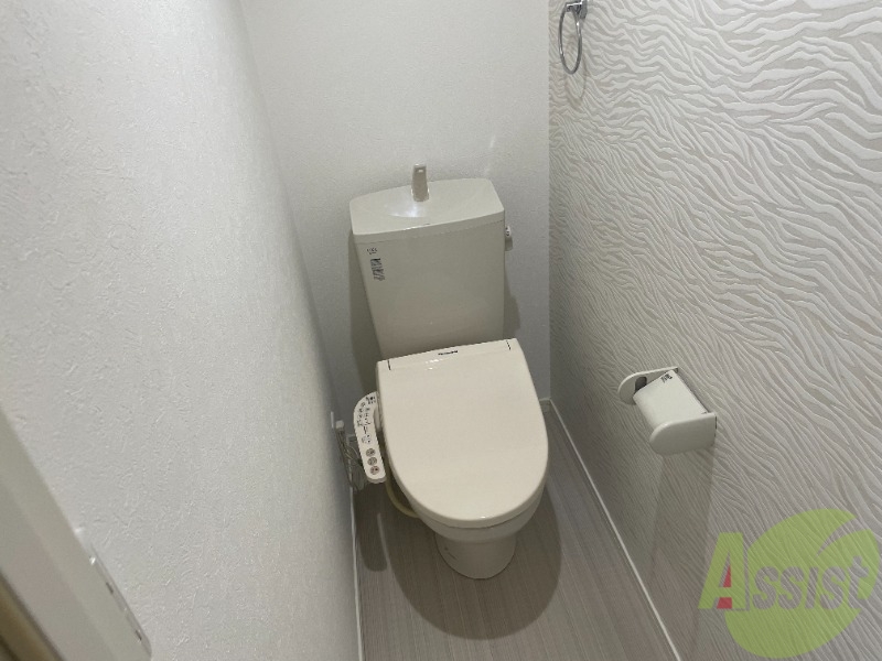 トイレ　温水洗浄便座なので快適に使用できそうですね。