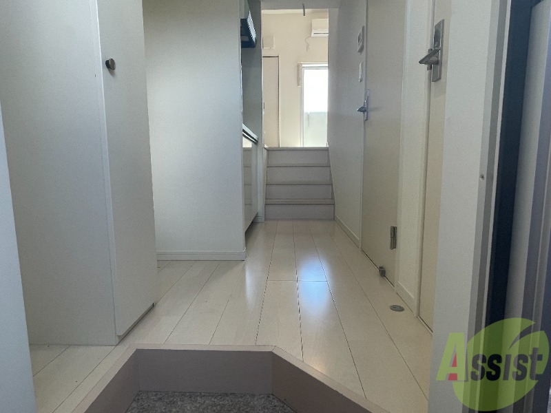 玄関　玄関から撮影しました。敷居が高くなくて安心ですね。