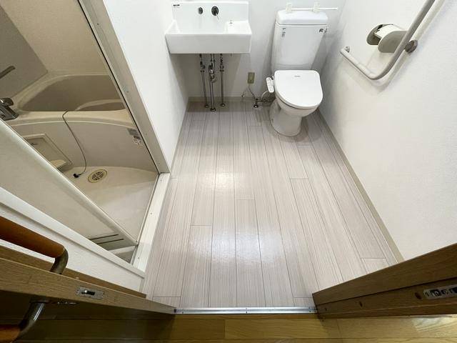 その他設備　広い脱衣所兼お手洗いです