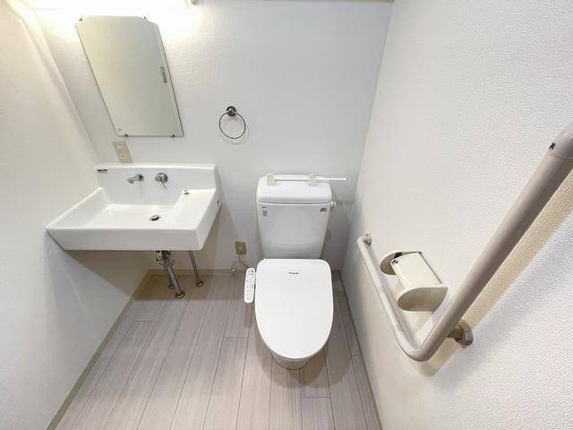 トイレ　温水洗浄便座です