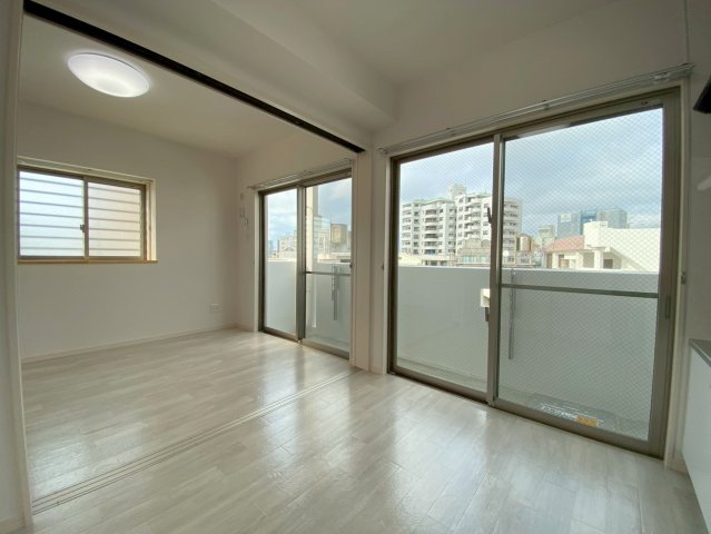 居室・リビング　※405号室の写真を掲載しております