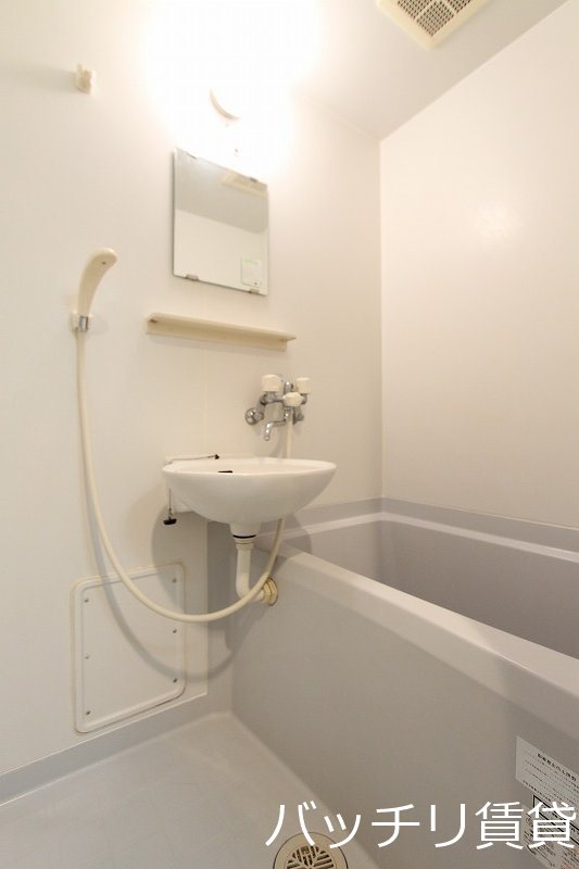 バス・シャワールーム　同型タイプの為、現状を優先致します。