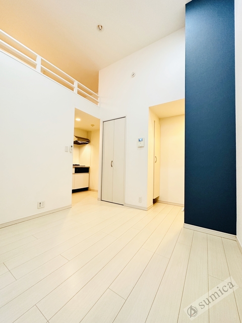 居室・リビング　ホワイトベースで明る建具