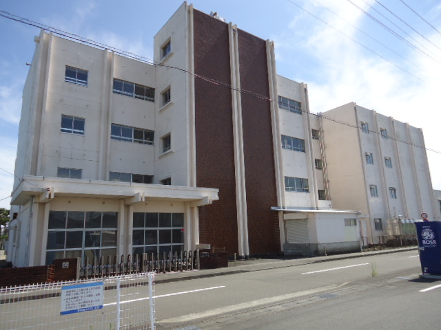 小学校　菊川市立加茂小学校（小学校）まで393m