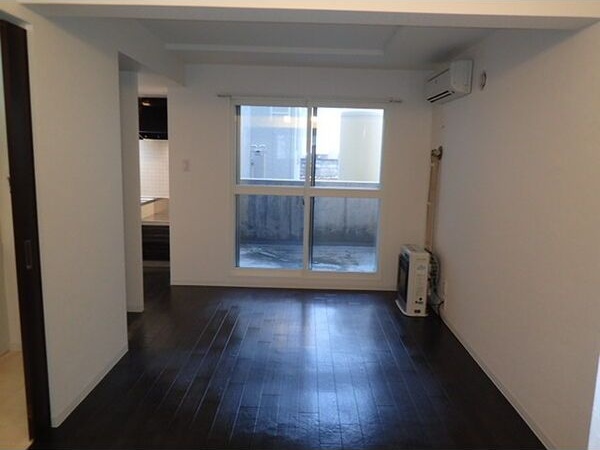 居室・リビング　明るい居間で気持ちまで明るくなりますね！