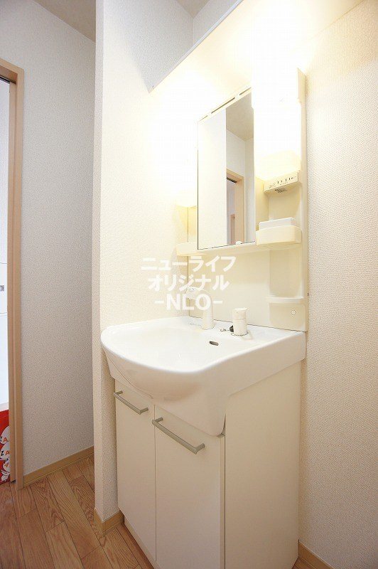 洗面設備　シャワー付き洗面台で朝の支度も楽にできます☆