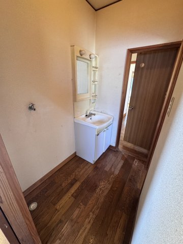 洗面設備　現在リフォーム中の為、同仕様物件の写真となります。