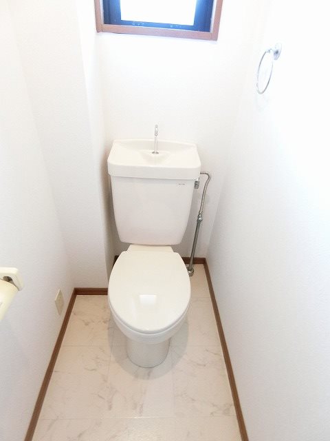 トイレ　※別号室の参考写真になります。