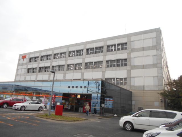 郵便局　綾瀬郵便局（郵便局）まで865m