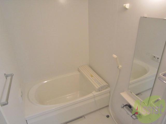 バス・シャワールーム　追炊き機能に浴室乾燥付き、設備の充実した浴室です。