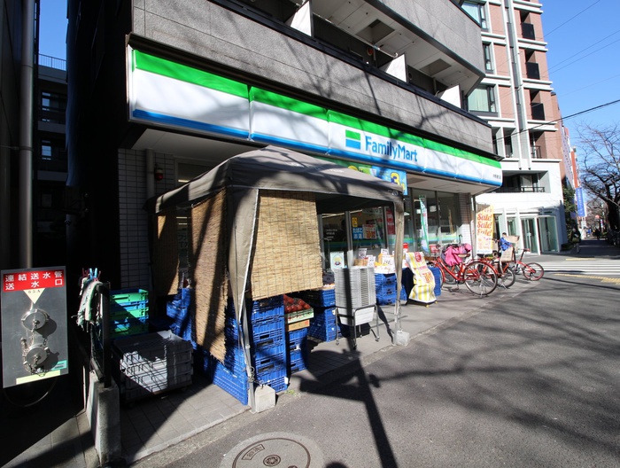 コンビニ　ファミリーマート（コンビニ）まで147m