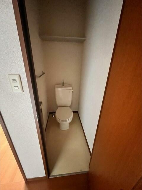 トイレ　同物件別号室の写真です。