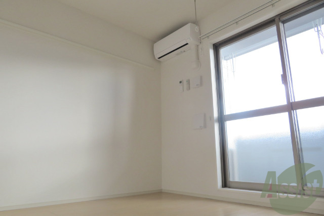 居室・リビング　大きな窓が印象的なお部屋ですね。ポカポカしそうです。