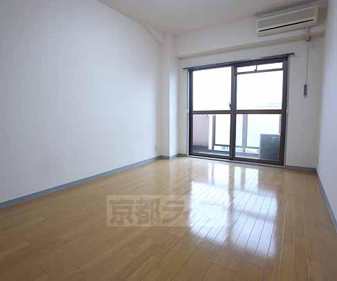 居室・リビング　日当たり良好な部屋です。