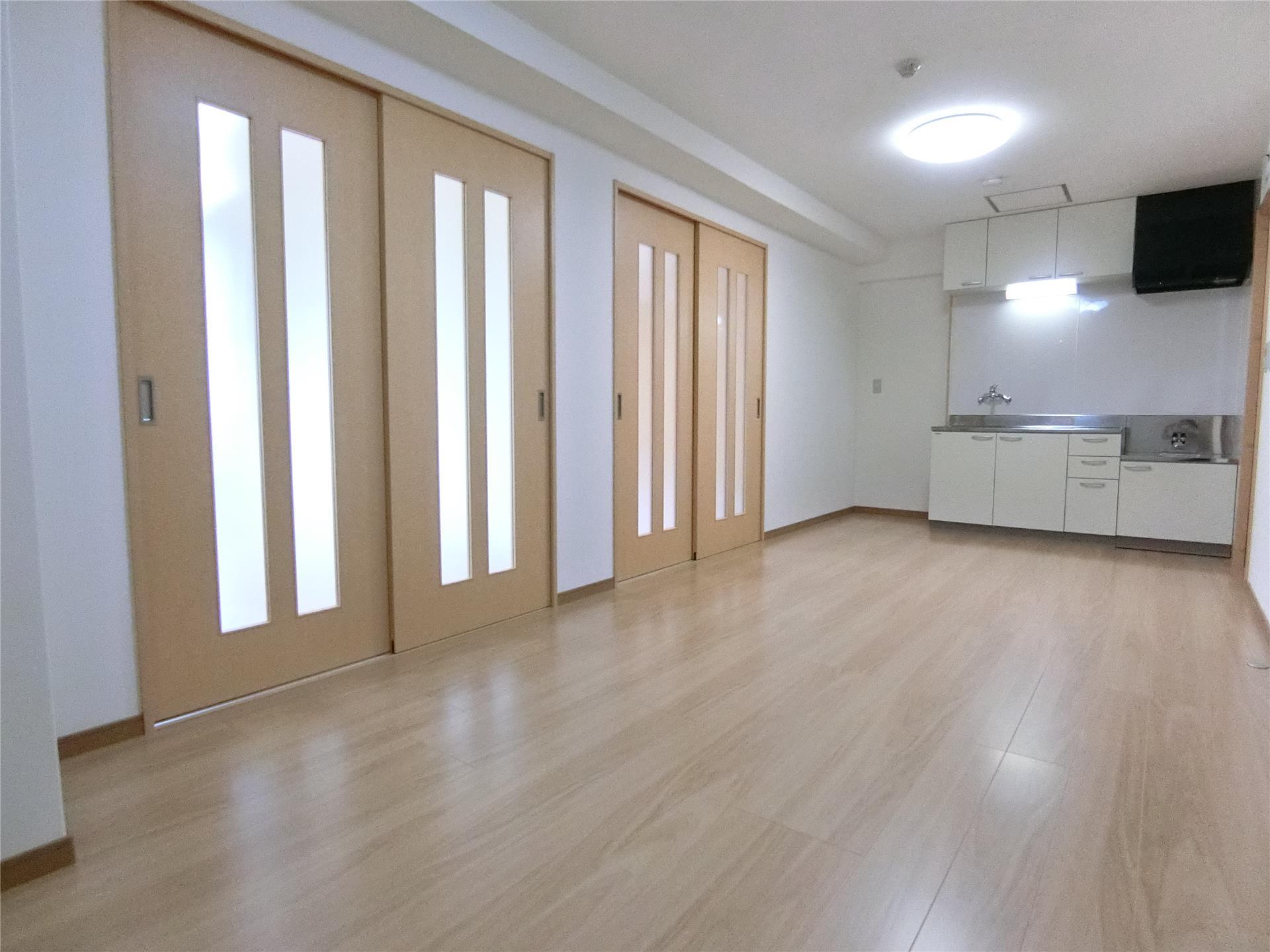 居室・リビング　ダイニングテーブルなども置ける広々としたLDK11.2帖♪