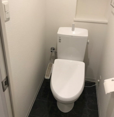 トイレ　落ち着いた色調のトイレです