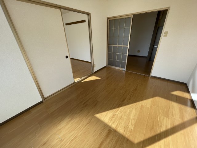 居室・リビング　同建物・別号室の写真です。