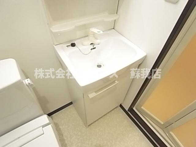 洗面設備　独立洗面台、小物を置くことができて便利です
