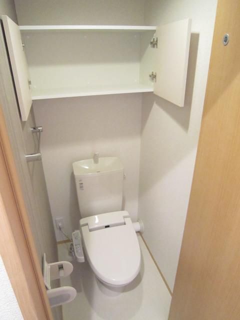 トイレ　ウォシュレット完備・上部収納有