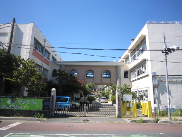 小学校　越谷市立荻島小学校（小学校）まで779m