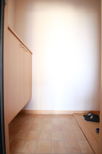 玄関　※別号室の参考写真のため現況優先です。