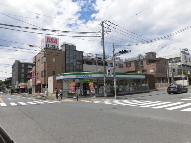 コンビニ　ファミリーマート（コンビニ）まで560m